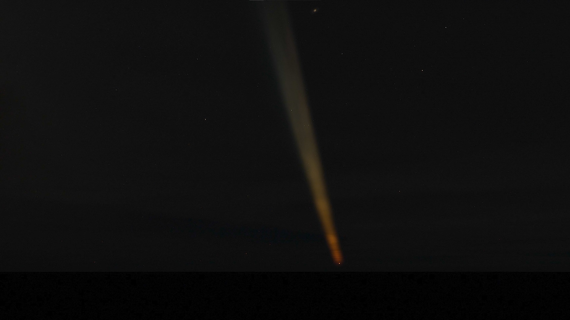 How Halley's Comet may appear in long-exposure photographs in 2061